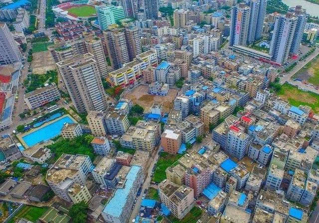 根據(jù)官方最初公示的?？谄虏?></img></p>
<p><strong>接待中心位于坡博坡巷安置房項(xiàng)目旁</strong></p>
<p>1、“坡博坡巷回遷接待中心”將會(huì)在11月中旬全面開放，方便快捷回遷戶更進(jìn)一步認(rèn)識(shí)坡博坡巷安置房工程項(xiàng)目成效條件。</p>
<p>2、招待服務(wù)中心坐落于坡博坡巷安置房投資項(xiàng)目旁，坡博路南下100米處。</p>
<p>3、該服務(wù)中心的組建將構(gòu)建回遷戶與承建方彼此之間聯(lián)系文化交流的網(wǎng)絡(luò)平臺(tái)，構(gòu)筑特別針對回遷戶相關(guān)機(jī)構(gòu)主張的便捷恰當(dāng)充分反映途徑。</p>
<p>4、每一戶回遷安置戶在此需直觀快捷地介紹未來搬入樓房的現(xiàn)狀，隨時(shí)隨地認(rèn)識(shí)建設(shè)工程工作進(jìn)度、建設(shè)工程用到各類物料品質(zhì)等。</p>
<p>5、坡博坡巷棚改建設(shè)項(xiàng)目整體規(guī)劃覆蓋范圍1513.48畝，2016年正式發(fā)布征稅。</p>
<p>6、建設(shè)項(xiàng)目能建工業(yè)用地占地面積為13361.93㎡?？傉嫉貫?7168.42㎡，由領(lǐng)導(dǎo)層寫字樓、商業(yè)性與幼稚園三種商業(yè)模式組合成，其中高管房屋占地約42044.82㎡，商業(yè)性占地約為5394.15㎡，公共優(yōu)質(zhì)服務(wù)公共設(shè)施覆蓋面積為2816.38㎡，容積率為3.8，覆蓋率30.35%。</p>
<p><strong>原審回避了征收方有簡裝承諾的事實(shí)</strong></p>
<p>1、W某某申請抗告稱，命令廢止一、一審裁決，審訊并司法機(jī)關(guān)無罪釋放，本案開銷由被應(yīng)聘者承擔(dān)責(zé)任。</p>
<p>2、二審?fù)泼摿苏魇辗接泻喲b允諾的結(jié)論。沈陽航空學(xué)院疑皇姑區(qū)政府《有關(guān)懇求協(xié)調(diào)機(jī)制化解航院樓盤回遷上述商討的函》中指出區(qū)黨委在多個(gè)公開場合具體則表示將對回遷房開展簡單家裝，該函有力佐證回遷房應(yīng)受直觀家裝的允諾結(jié)論存有。</p>
<p>3、征地負(fù)責(zé)人有關(guān)簡裝的書面宣傳教育，及S某某評(píng)議組成員的《工作簡報(bào)》均能推斷簡裝誓言的正確性，命令高法查明允諾事實(shí)真相。</p>
<p>4、300元每平方公尺簡裝補(bǔ)償金弊端。被應(yīng)聘者提供更多了《房地產(chǎn)估價(jià)報(bào)告》，在成交價(jià)的推論與管制1．（5）有注意簡裝開銷300元每平米的描繪，申請求償優(yōu)秀人才認(rèn)得有此情況。</p>
<p>5、如普遍認(rèn)為簡裝款項(xiàng)300元每萬平方米包括在評(píng)定房價(jià)上漲內(nèi)，亦遭申請者以4800元商品價(jià)格從開發(fā)商處買回清水房，就以5200元售價(jià)轉(zhuǎn)租給行政訴訟申請，按照安放計(jì)劃確認(rèn)的