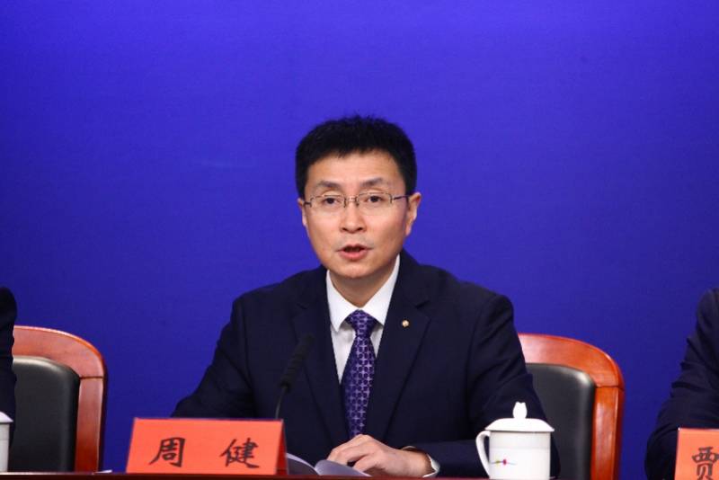 剛剛走出校門(mén)的周健加入交通執(zhí)法隊(duì)伍