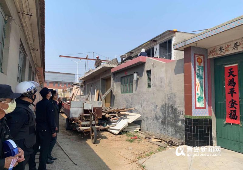 樓村統(tǒng)建樓不遠處的一個告示牌顯示